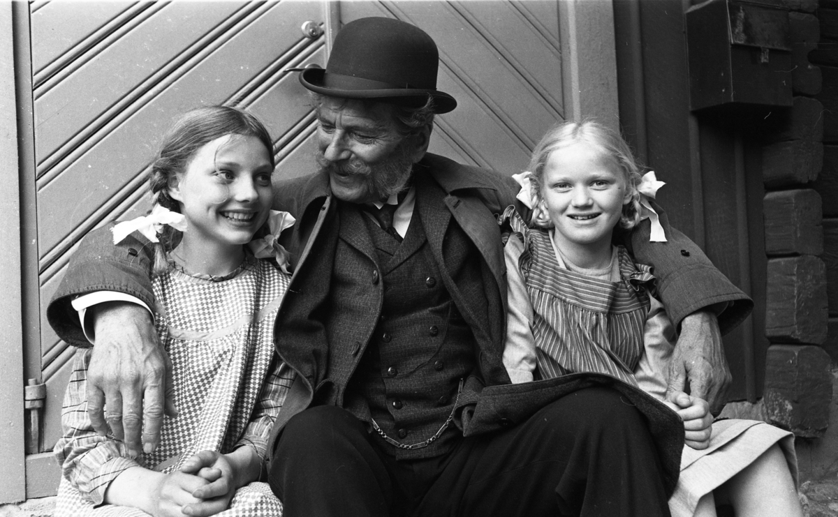 Wadköping 1 TV-inspelning 31 maj 1968

Den kände skådespelaren Edvin Adolphson med två flickor i tioårsåldern som också är med i filminspelningen av Markurells i Wadköping av Hjalmar Bergman. De är klädda i 1800-talskläder.