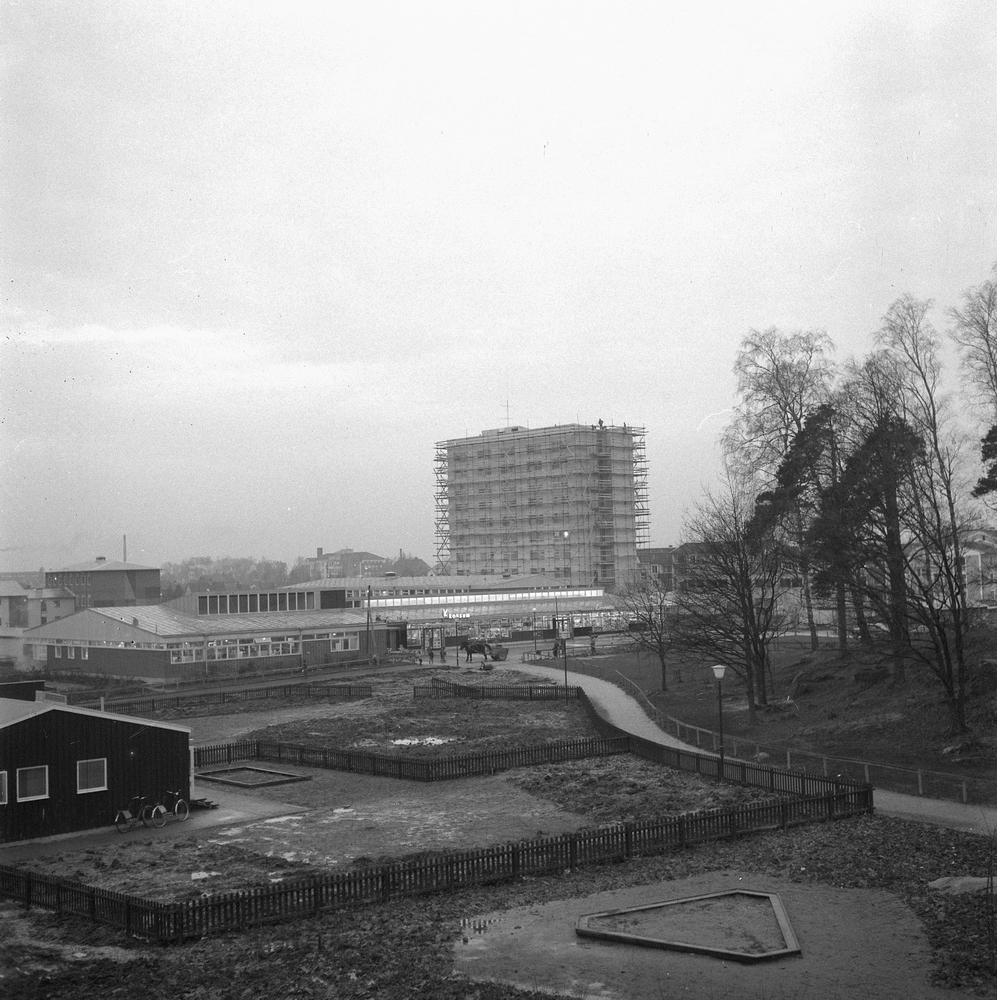 Stiftelsen hyresbostäder (specialnummer). 
8 november 1957.
Hjalmar Bergmans väg 52, Baronbackarna höghus.