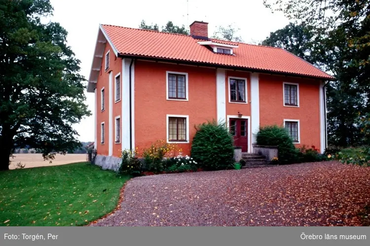 Iboholms gård. Manbyggnaden ursprungligen i en våning, byggdes på med en andra våning ca 1830.