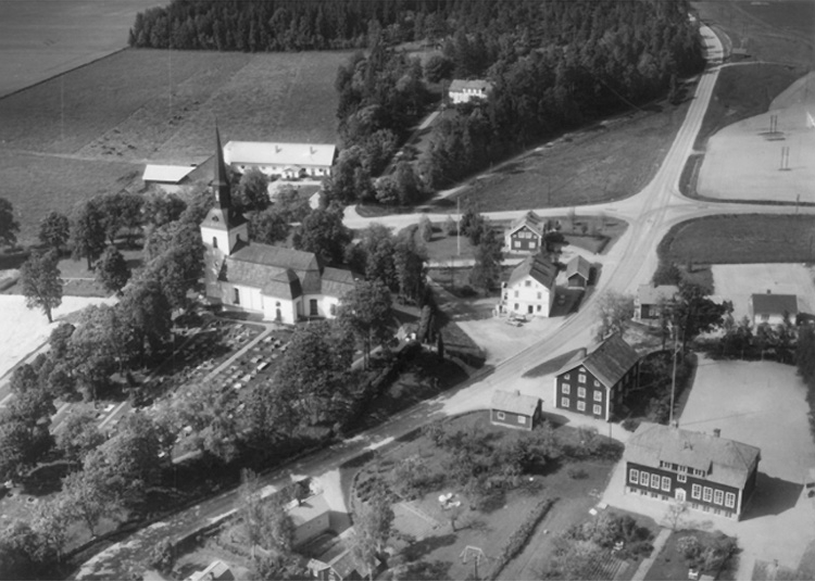 Flygfoto över Närkes Kil, kyrkan och bostadshus.