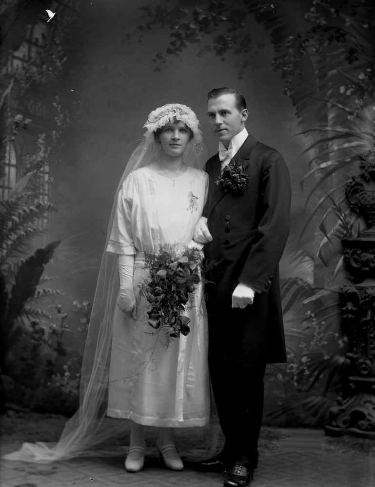 Bröllop, brudpar.
Sigrid Hallberg, f. Eriksson, född 1902-09-09 vid Svennevadsby i Svennevad och Anton Hallberg, född 1890-03-26 i Ohio, USA.