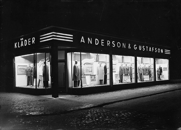.Anderson & Gustafson kläder, affärsexteriör, skyltfönster.
Sydvästra hörnet Storgatan - Fredsgatan.