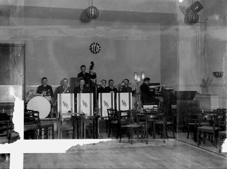 Whispering Band, åtta män med musikinstrument.