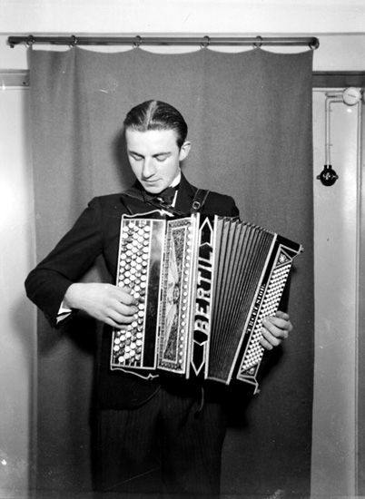 En man med musikinstrument (dragspel).
Bertil Rosmark
