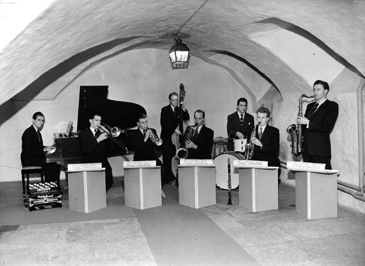 Bengt Holmströms orkester, åtta män med musikinstrument.