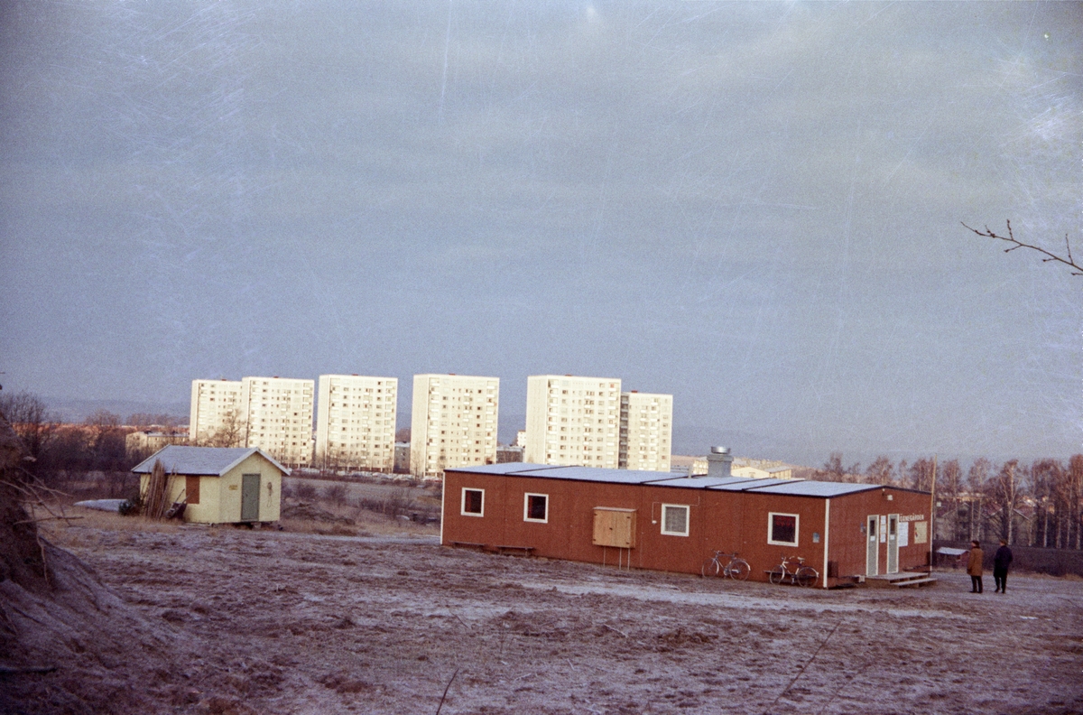 Öxnegården på gränsen mellan Jönköping och Huskvarna med höghusen på Österängen i bakgrunden.