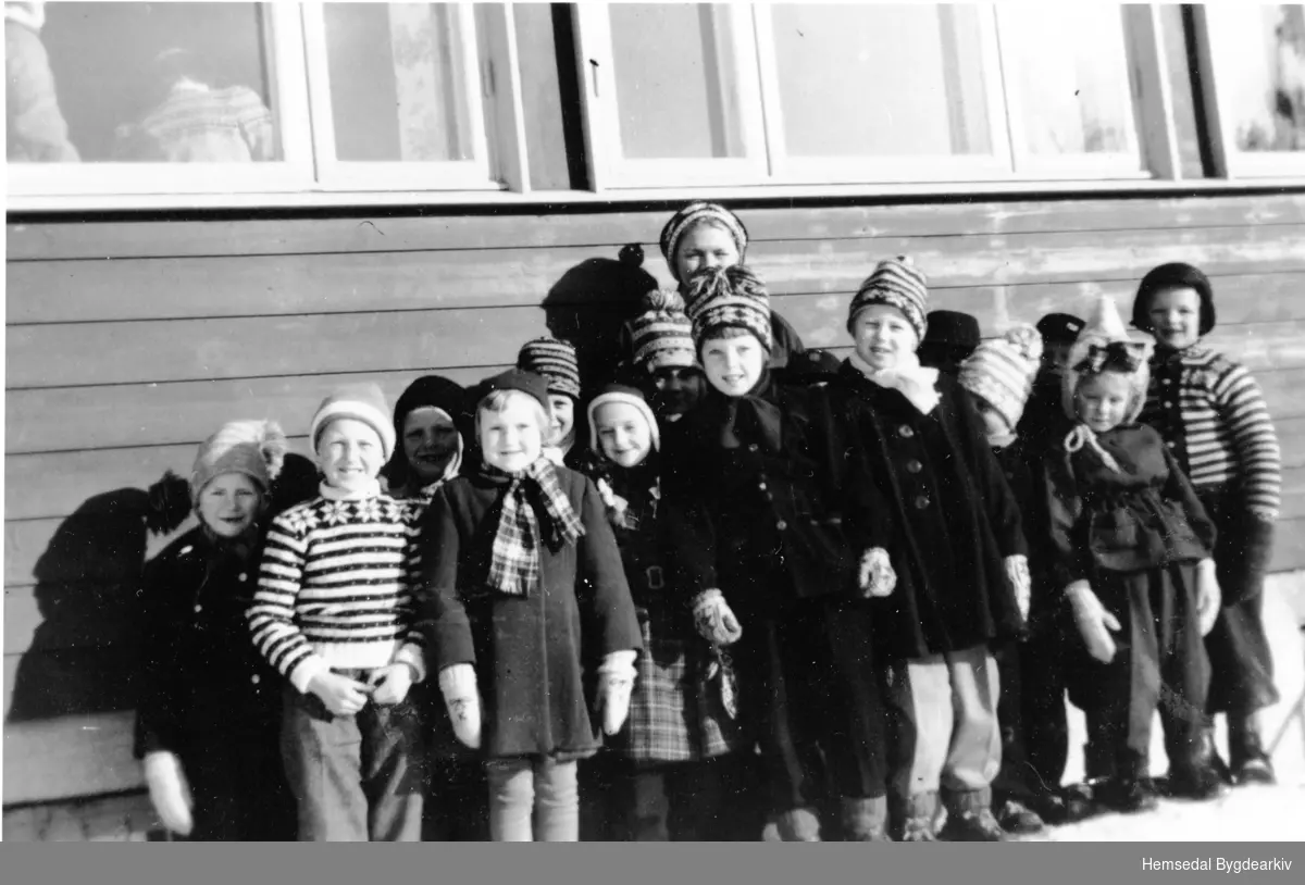 Elevar ved Trøym skule i Hemsedal.
Frå venstre: Ingeborg Bækken, Sverre Roteigen, Ukjend, Kirsti Helgesen, Kari Holde, Birgit Marie Ransedokken, Birgit Steinmoen, Bodil Irgens, Aud Holde,Ukjend,  Olga Marie Finset og Knut Harald Røang.