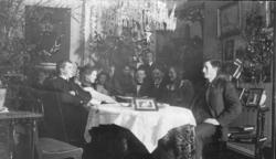 Ungdommer samlet i stua.