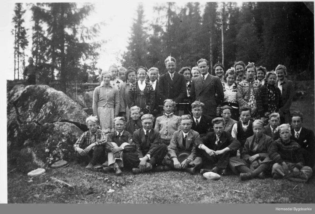 Yngresstemne for Hallingdal på Bedehuset på Øygardane i Gol 15. juni i 1941. Sjå meir om dette i historikken til Hemsedal Indremisjon (s.102, 109 og 112)