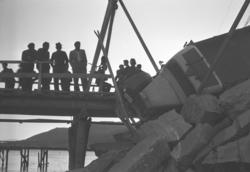 En ganske lys lastebil har kjørt utfor veien ved Storelvbrua