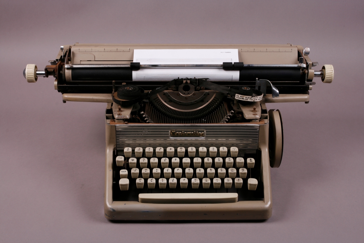 Skrivemaskin for noteskrift. Fungerer som en ordinær skrivemaskin, men med noter på tastene for å skrive direkte på notepapir.