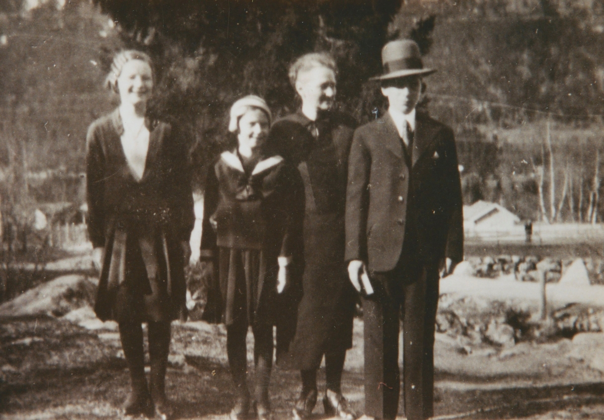 Gruppebilete av (f. v.): Randi Kristiane Lindh, Gerd May Axelsdtr. Lindh, Kari Kolbjørnsdtr. Trøstheim og Robert Karelius Axelson Lindh. Bletet er tatt i.fb. m. Roberts konfirmasjon, 1935.