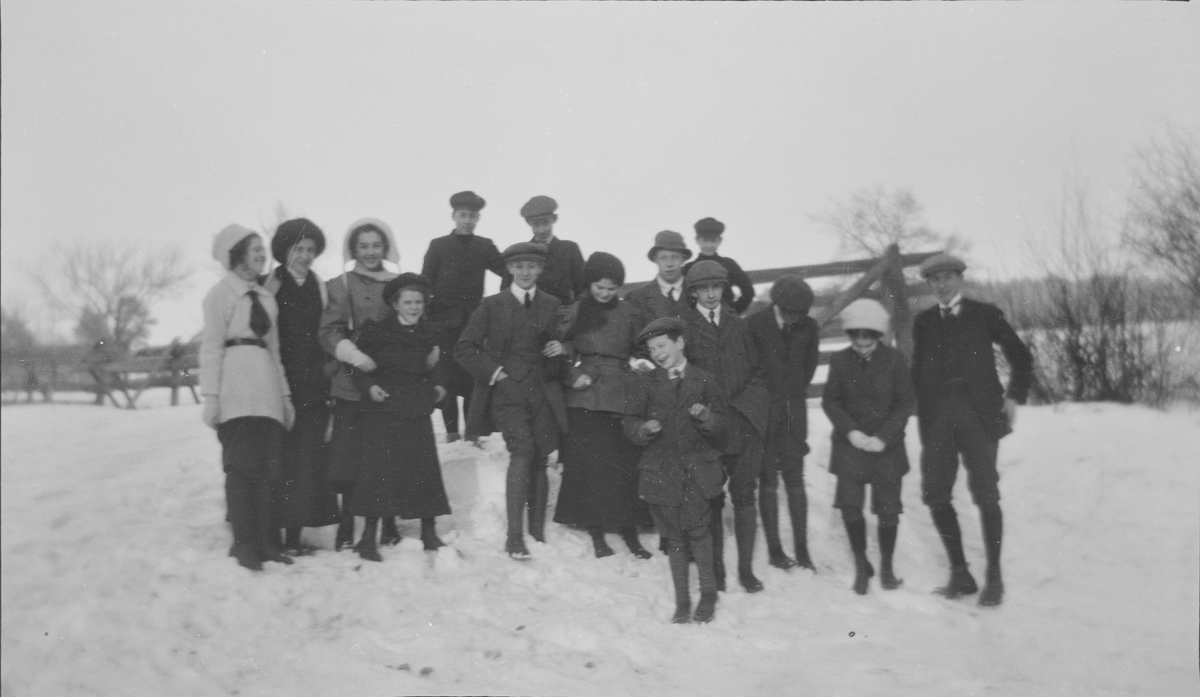 En flokk med, for det meste ungdommer, er fotografert i en snødekket skråning. Celina Mathiesen er andre person fra høyre.