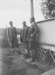 Tre menn; Christian Pierre samt sønnene Haaken og Iacob, stå