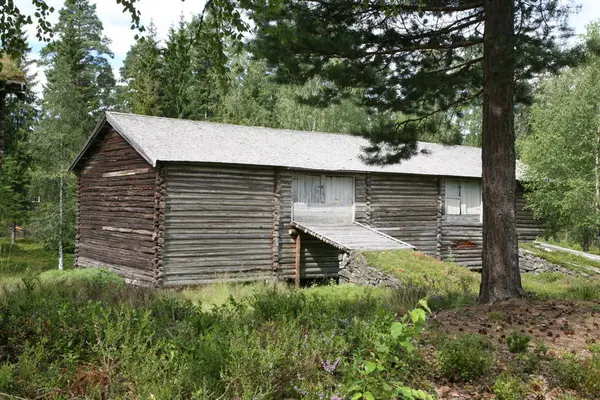 Låve fra Nedre Berger, er en stor lafta låve med to låvebruer