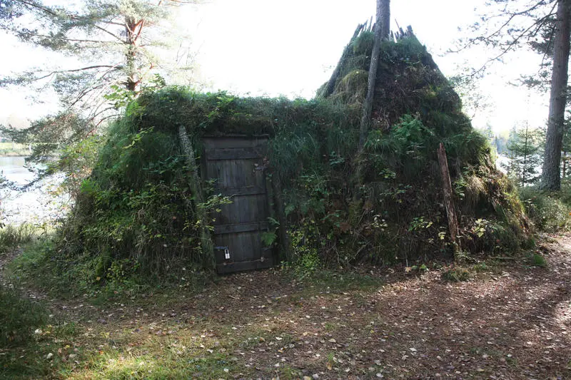 Vintergamma med en gang foran, dekket med torv. Samene i Femundsmarka bygde slike i 1930