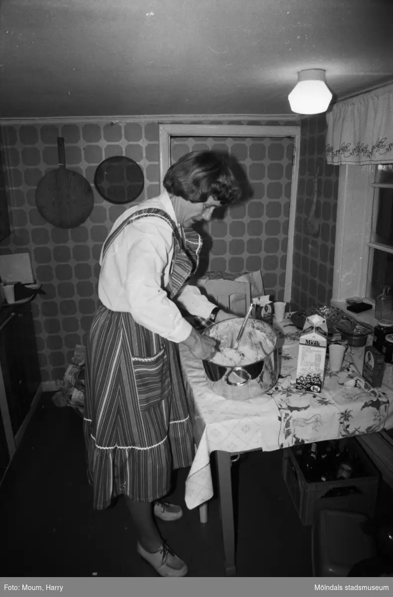 Kvarnbyns Folkdanslag håller sin terminsavslutning på hembygdsgården i Långåker, Kållered, år 1983. "Karin Gustafsson garanterar att det är en hemlagad risgrynsgröt."

För mer information om bilden se under tilläggsinformation.