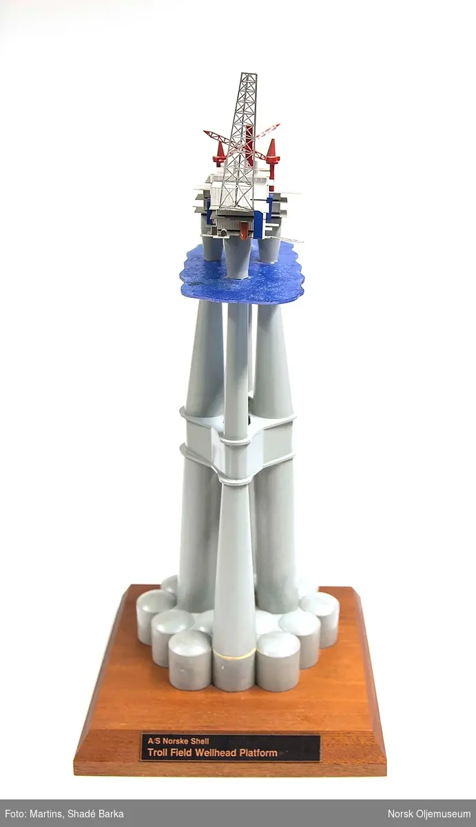Modell av gassplattformen Troll A på sokkel. Modellen er bygget i målestokk 1:1000.