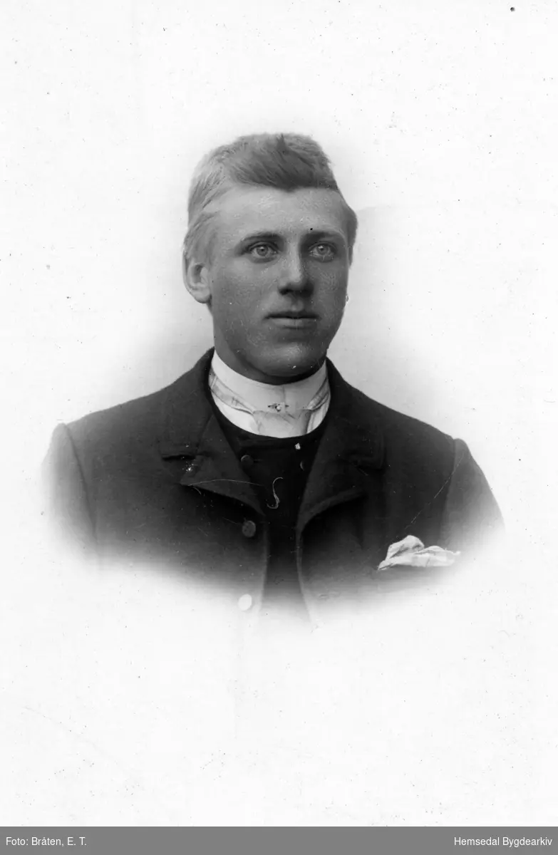 Nils T. Myren (1878-1966) ved Løkji. Budde på Flato i Grøv og kjøpte til slutt Nordre Mythe, 55.10, og kalla seg då Mythe. Han var skomakar.