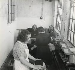 Kvinner på arbeid i damperiet for farvet garderobe Wilhelm K