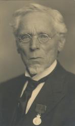 Portrett av Peter Hove med medalje.