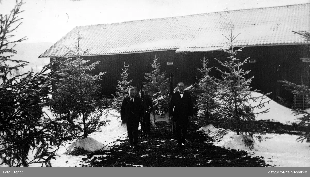 Begravelse på gården Krosby i Rødenes,  Marker ca. 1910. Ingen navn.

Kista bæres fra hovedhuset og ned til hest og slede,  og veien fra huset med til hovedveien  er strødd med granbar, her bæres kista forbi uthuset,.