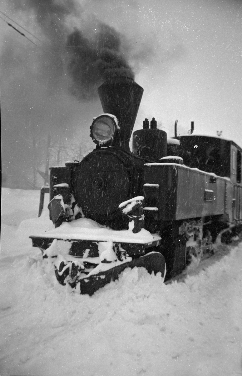 Damplokomotiv nr. 6 Høland ved godsrampen på Sørumsand stasjon.