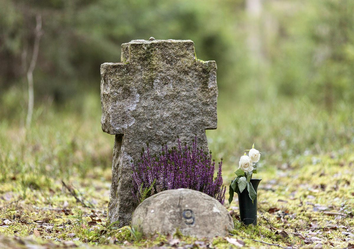 Gravstein i korsform. Graven er nummerert med nr. 9