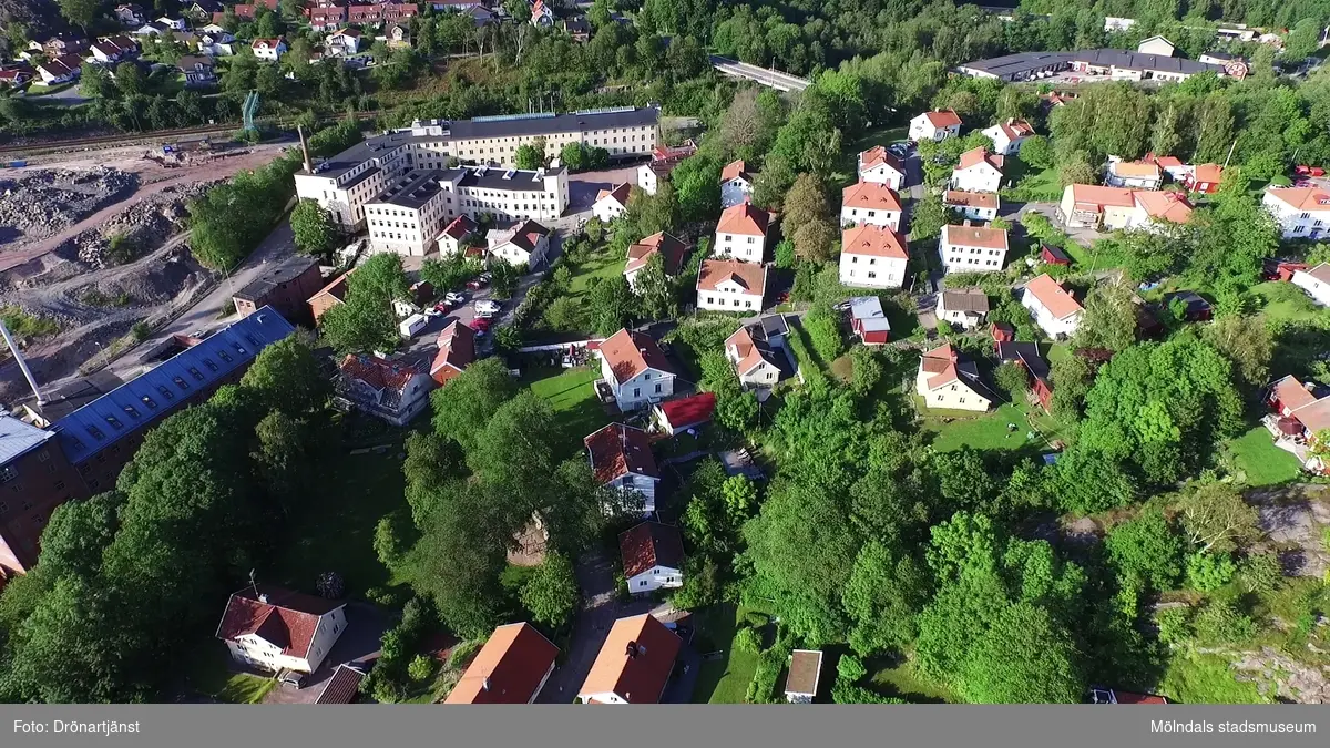 Flygfilm tagen med drönare som visar stadsdelen Kvarnbyn i Mölndals kommun, år 2015.