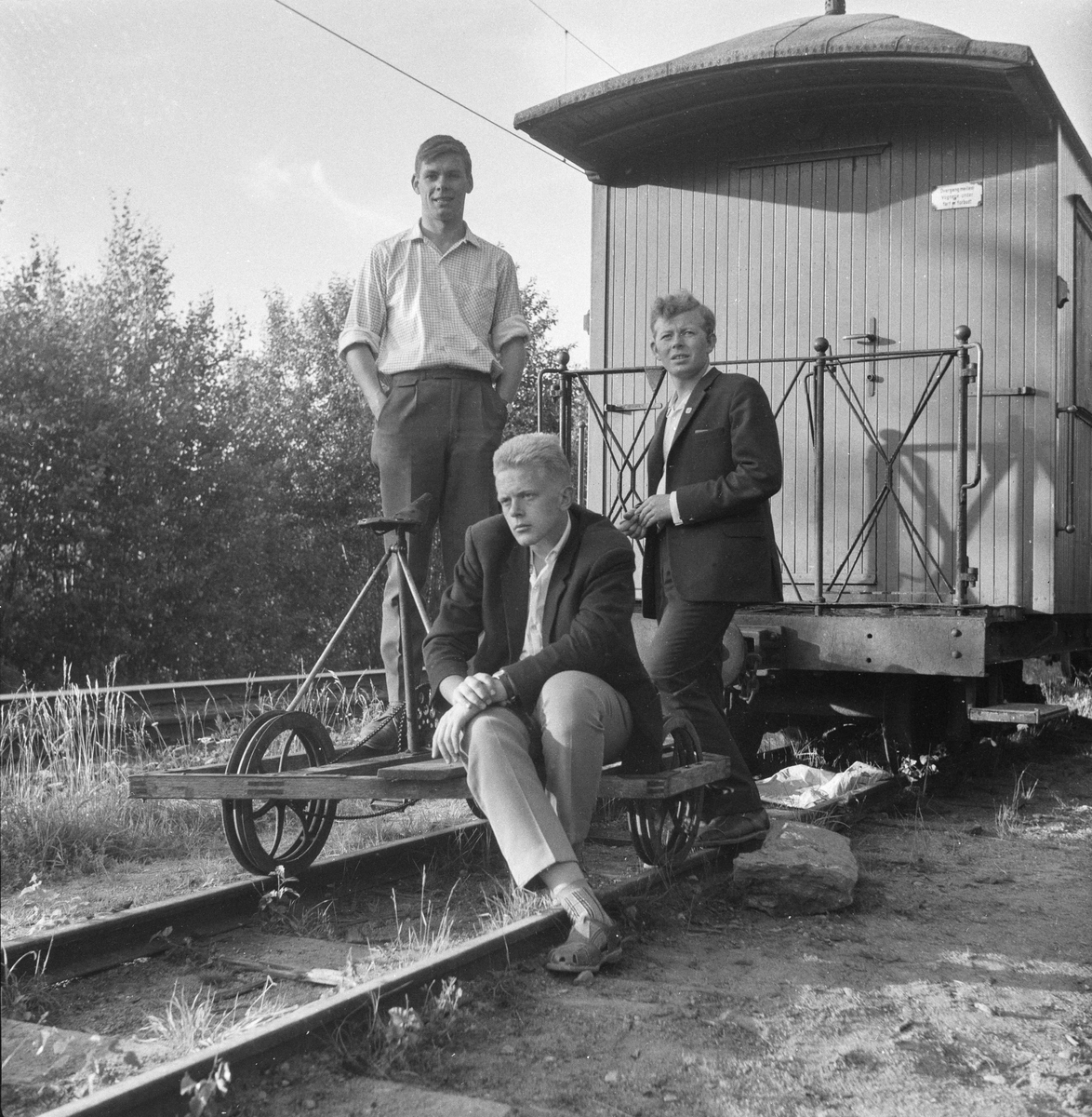 Bingsfoss var hovedbase for museumsbanen de første årene. Her tre aktive medlemmer foran personvogn CFo 5 som var flyttet fra Skulerud i januar 1964.