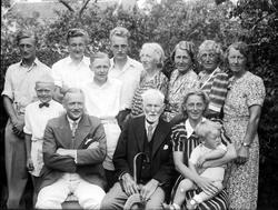 Gruppebilde, gamle og unge, ute