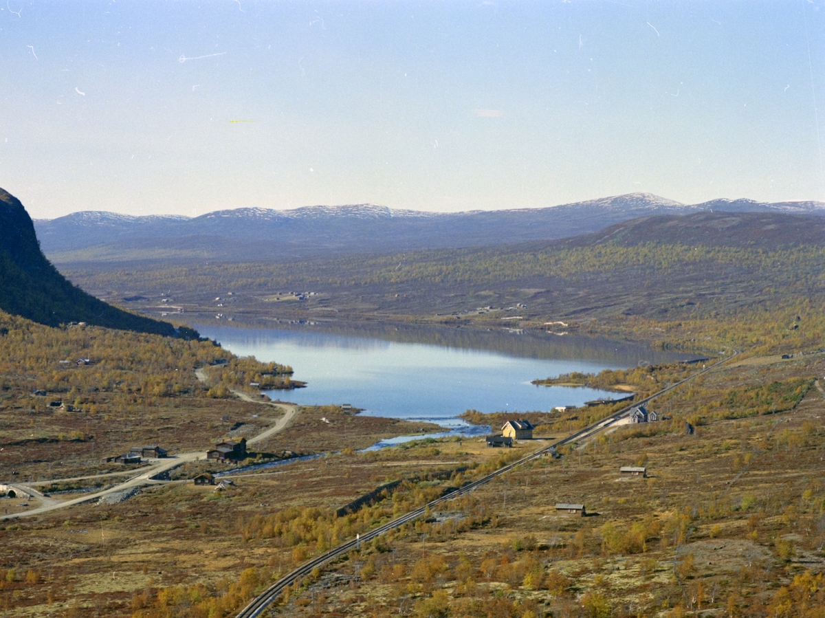 Fjell, sjø med Anfinnsbrue, Dovregubbens Hall, Vålåsjø jernbanestasjon og 
Vålåsjøen på Dovrefjell