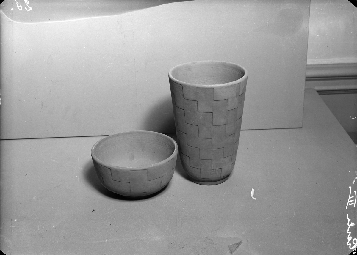Keramik från Uppsala-Ekeby AB keramikfabrik i Flogsta, Uppsala