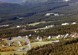 Flyfoto,bebyggelse og skog, Dombås. Dombås camping er nevnt.