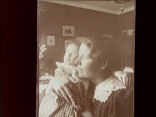 Rumsinteriör, en kvinna och ett barn.
Gerda Thermaenius med dottern Maj.
