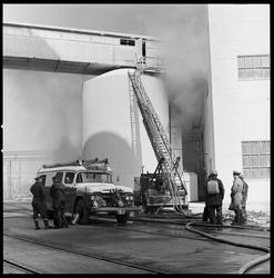 Slukking av brann i tank, fullgjødselfabrikk.
