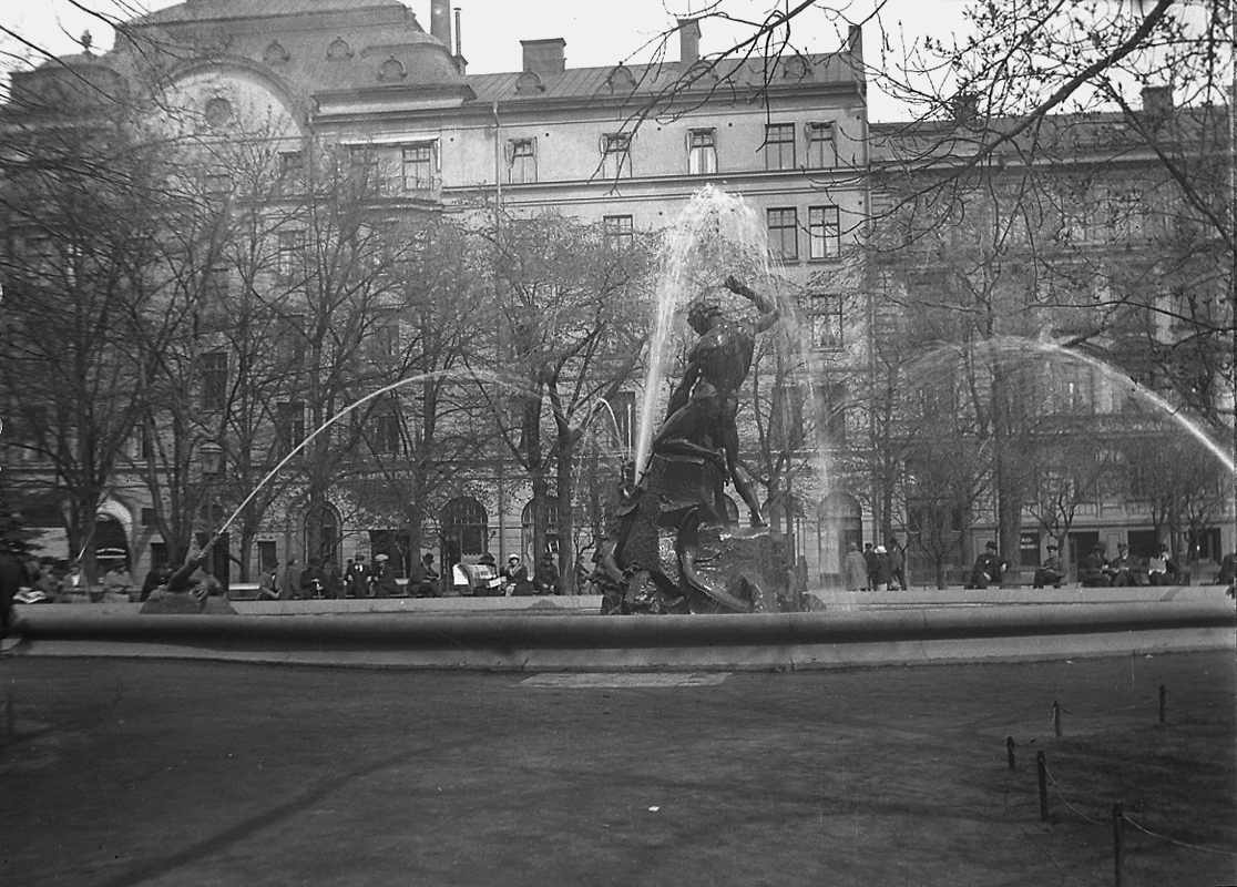 Staty, fontän vid Adolf Fredriks torg i Stockholm. År 1959 ändrades namnet till Mariatorget.
Bostadshus i bakgrunden.