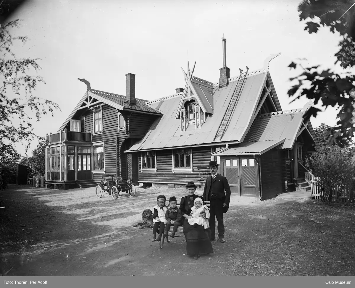 Villa Fridheim, gårdsplass, familiegruppe, hund
