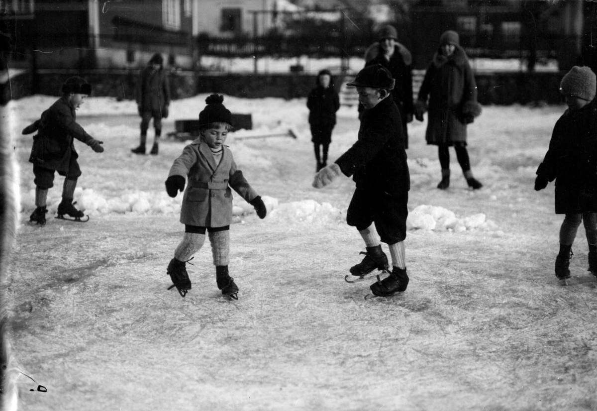 Skøyteløp på lekeplassen i Kvartal Y. Barn på skøyter.