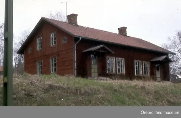 Svartå station. Överliggningsstuga, hus 9B. Bild 25 från NNB (Översikt) ' 26 ' V ' 27 ' SV ' 28 ' S ' 2