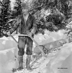 Kristoffer Kronberget fra Vestre Gausdal demonstrerer hankek