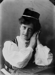 Portrett av ukjent kvinne i bunad, 1907.