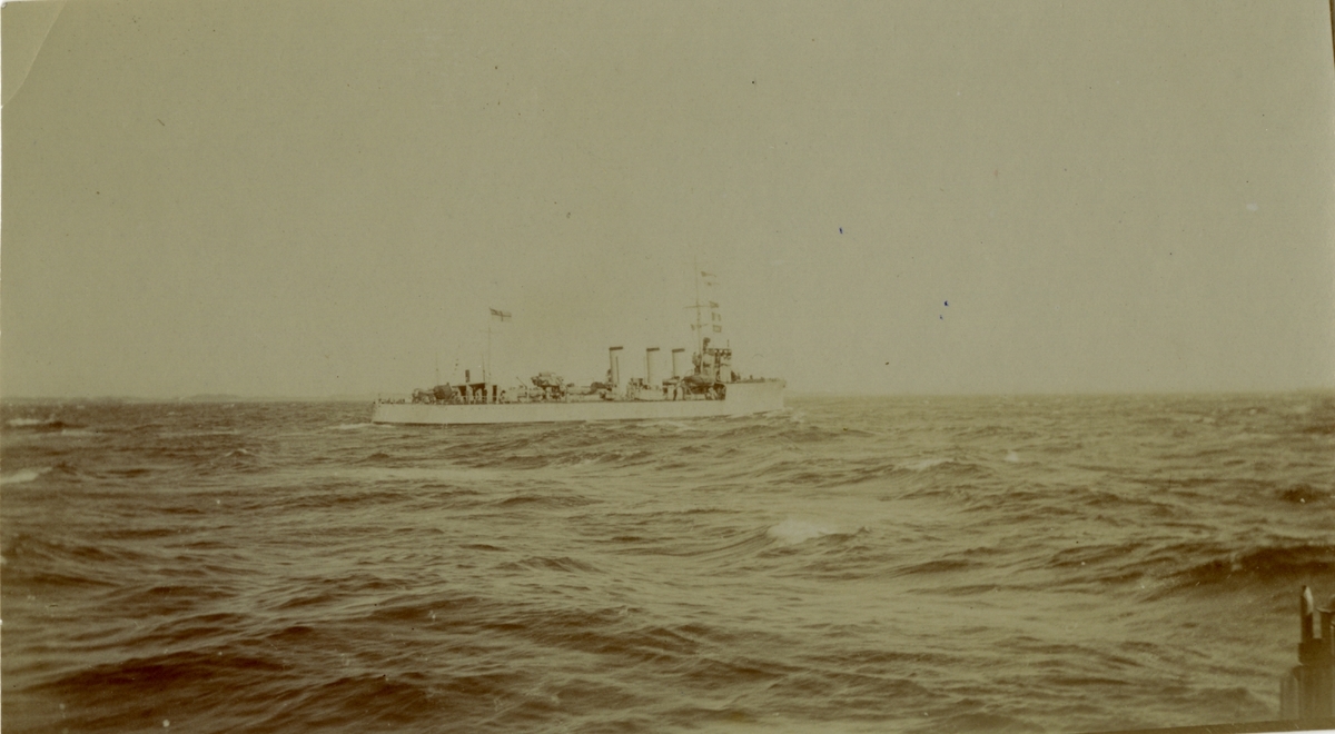 Australsk krigskip i åpent farvann.
