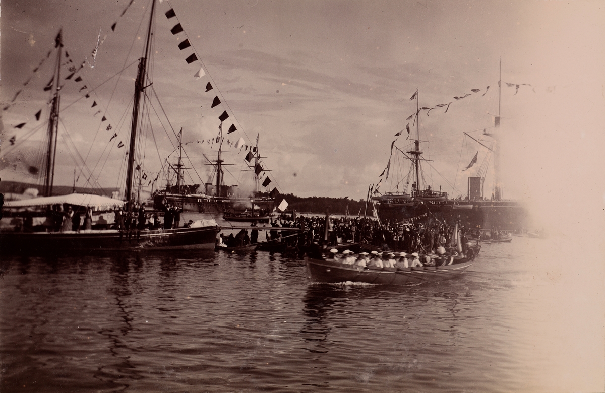 Folkemengden vinker fra seil- og robåter i anledning "Keiser Wilhelms Ankomst til Oslo".