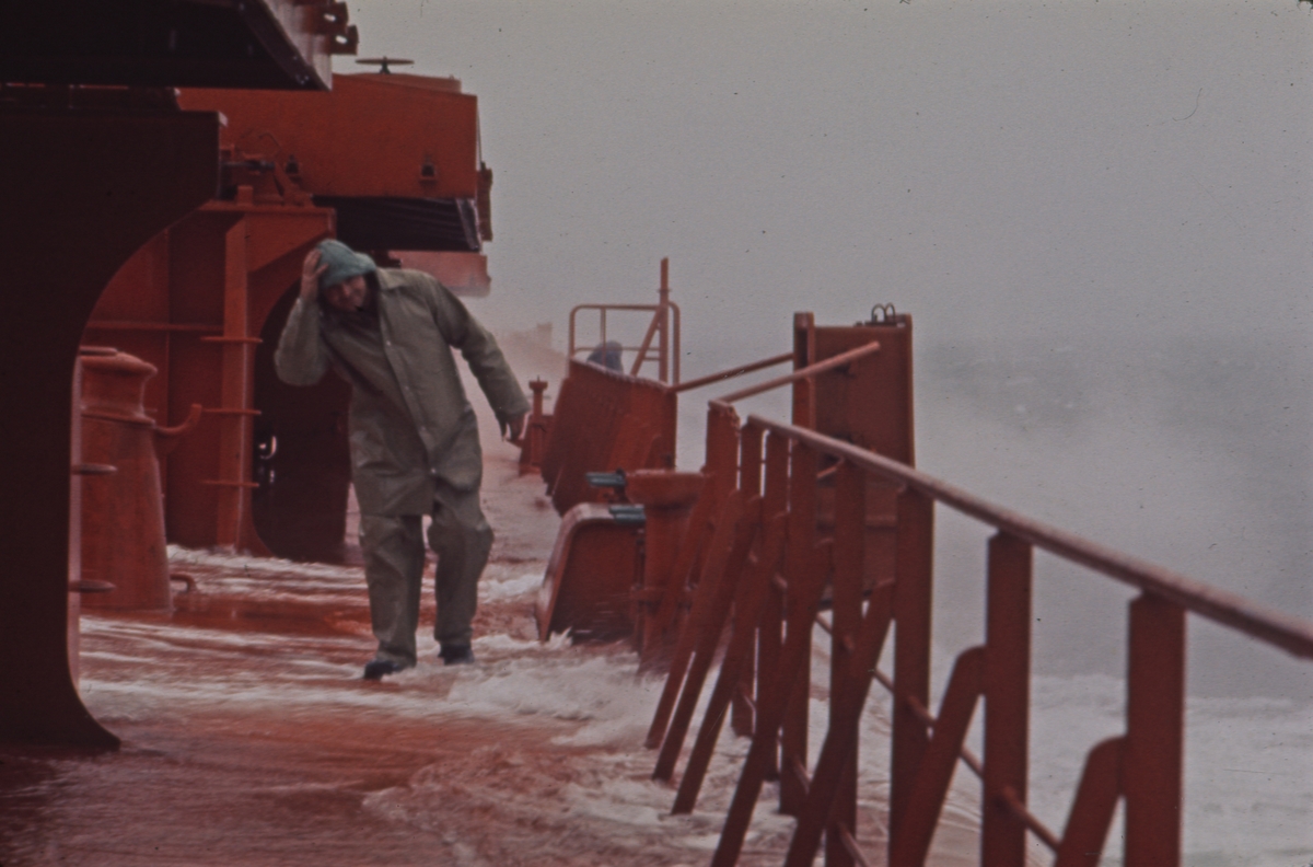 Snø på dekket på M/S ‘Vikara’ (b.1973, Mitsubishi Heavy Industries Ltd., Kobe, Japan).