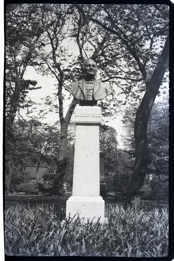 Statue over Ludolf Eide (1821 - 1908)
