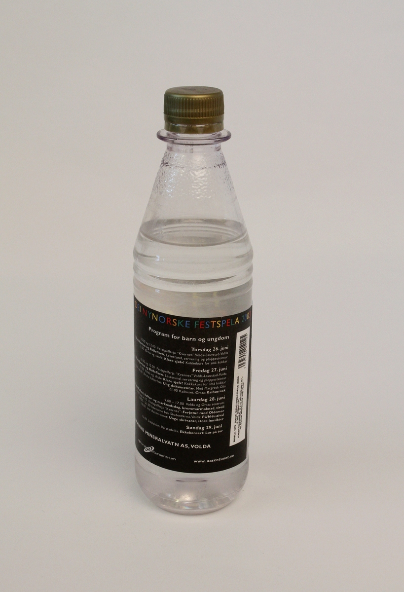 Plastflaske med skrukork til festspelbrus, brukt under Dei nynorske festspela 2003.
