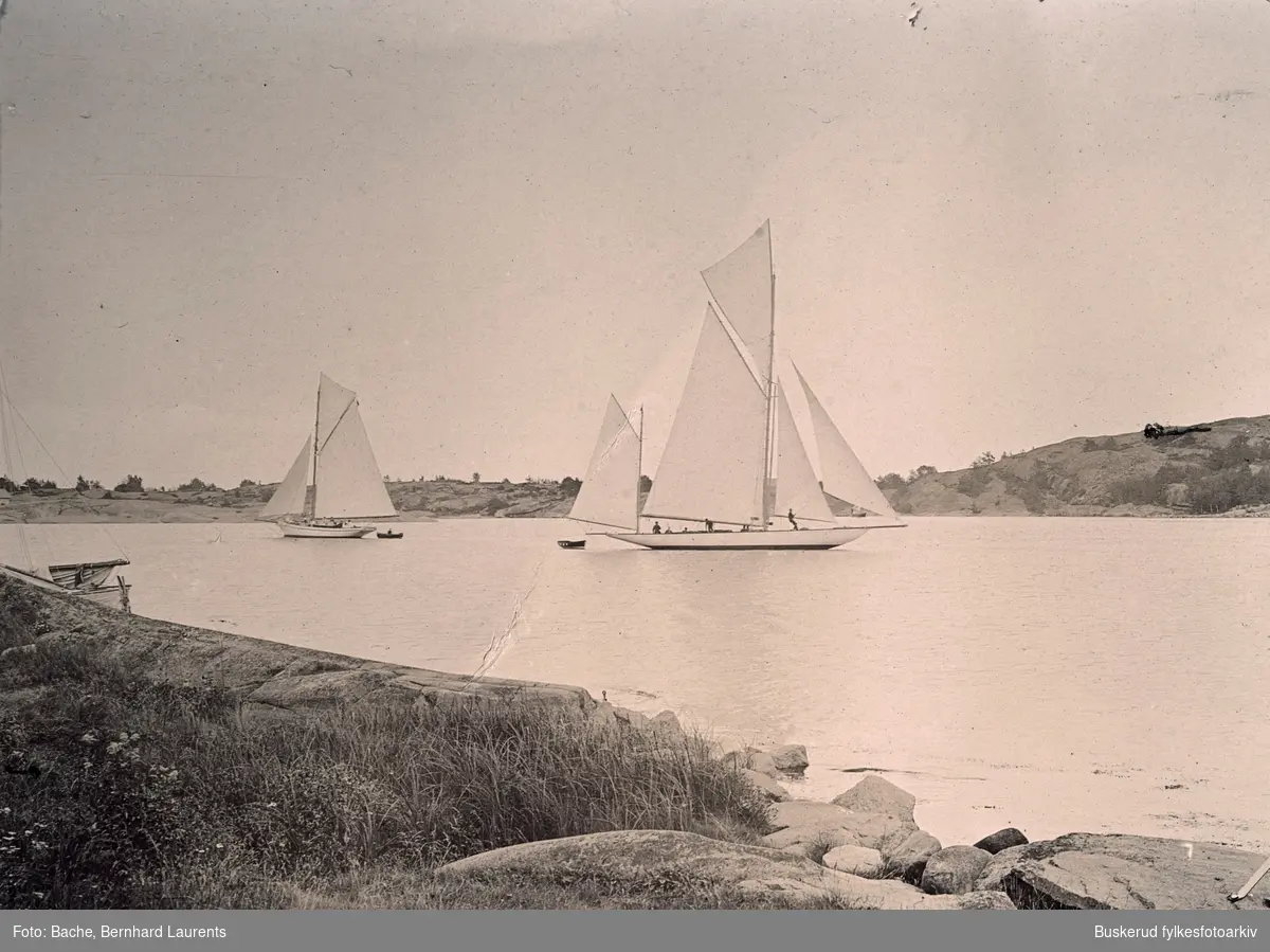 Bachefamilien ved landstedet på Tjøme
Røssesund 1914
to seilbåter