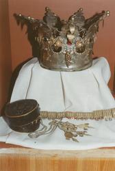 Eldre gjenstandsfotografi av ei brudekrone fra samlingene på