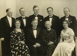 Gruppeportrett. Familien Johannessen i bryllaupet til Hjalma